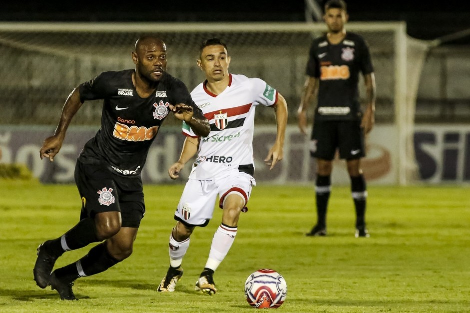 Vagner Love na partida contra o Botafogo-SP, pelo Campeonato Paulista