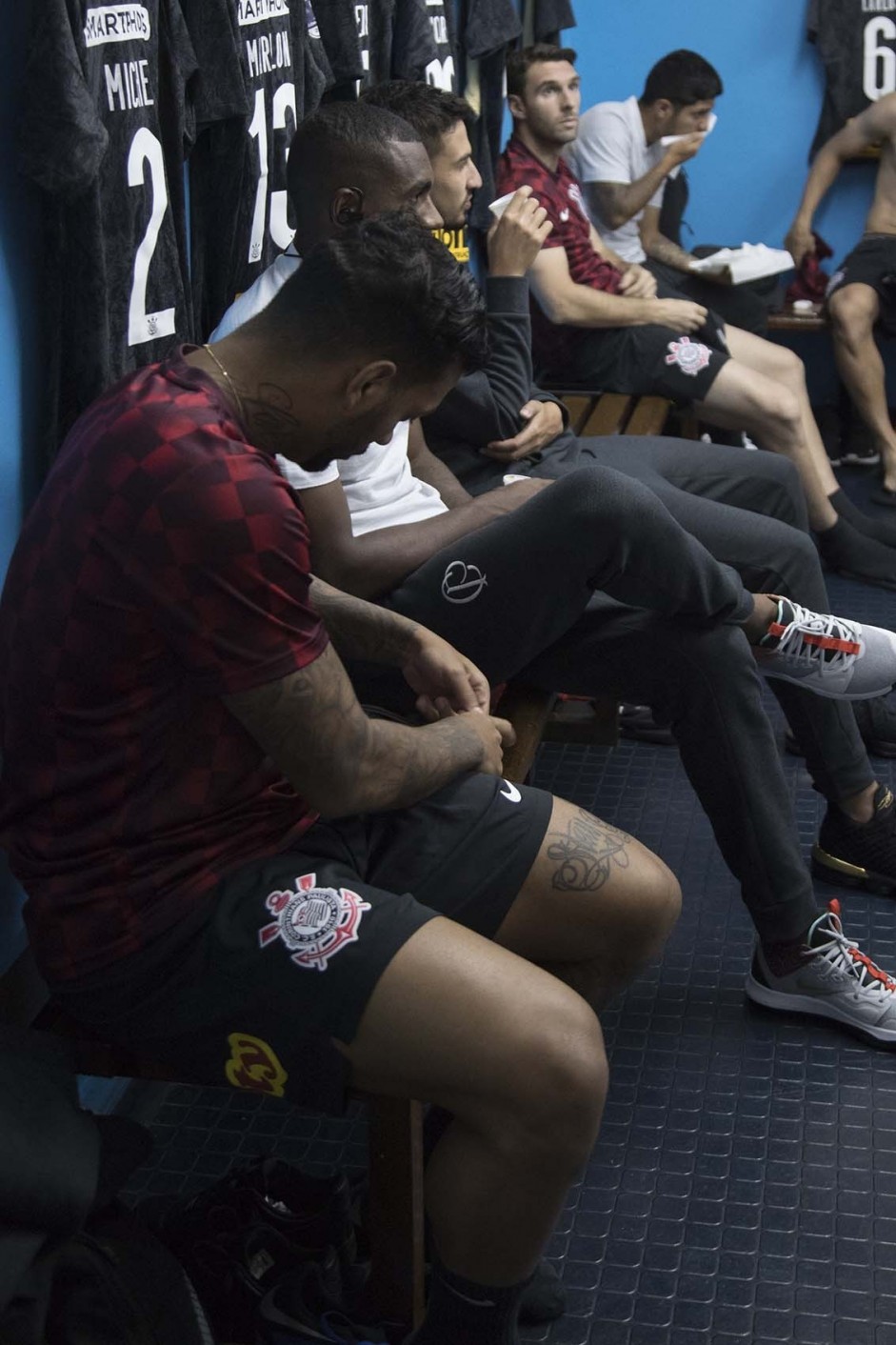 No vestirio do El Cilindro, jogadores do Corinthians aguardam incio da partida