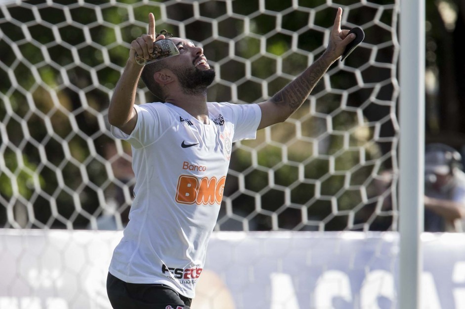 Clayson anotou o nico gol do Corinthians na partida contra o So Bento, no estdio Walter Ribeiro