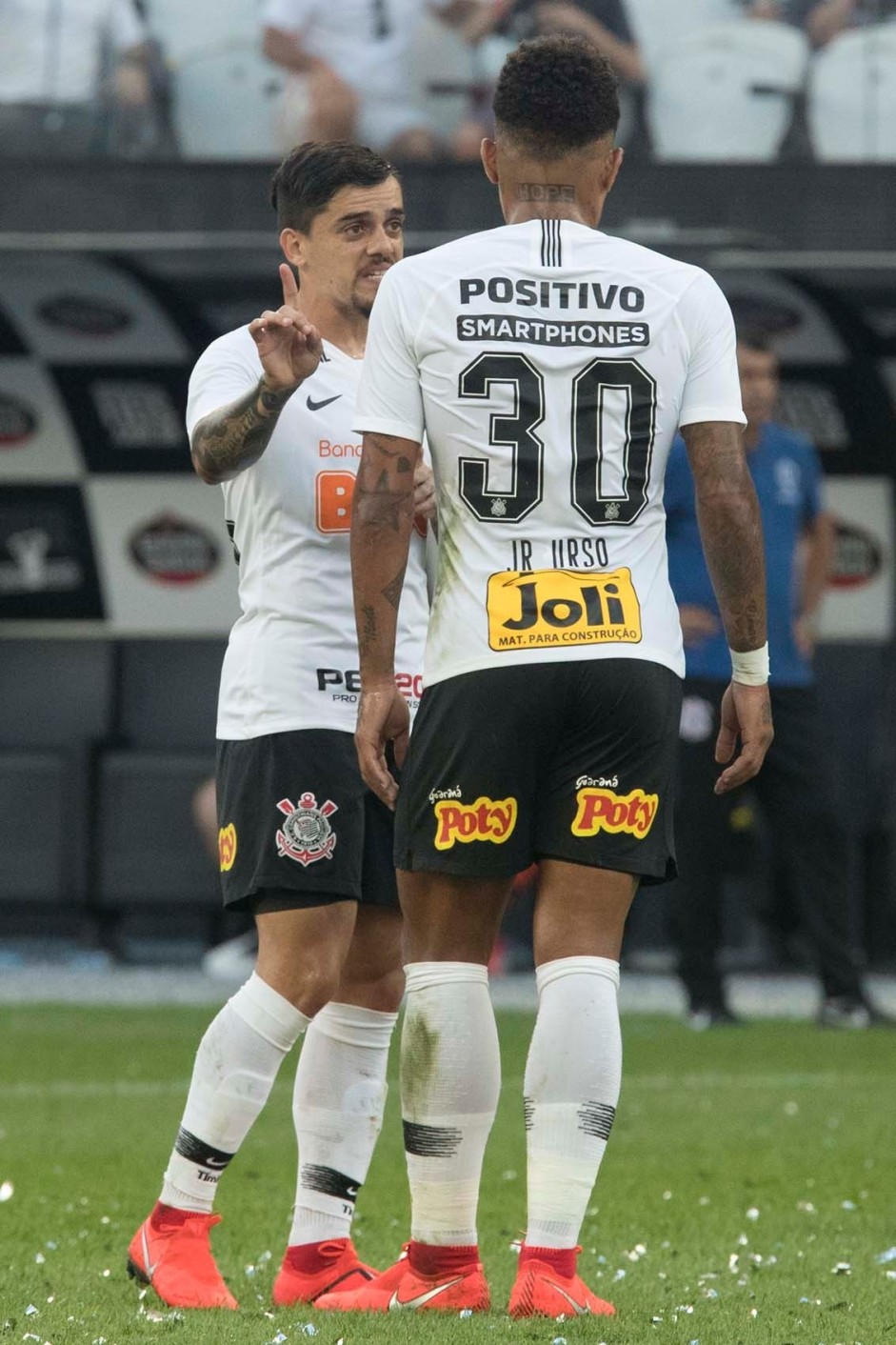 Fagner e Jnior Urso durante clssico contra o Santos, pelo Campeonato Paulista