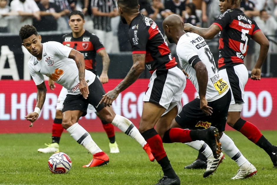 Vagner Love e Junior Ursodurante a vitria contra o Oeste, no Campeonato Paulista