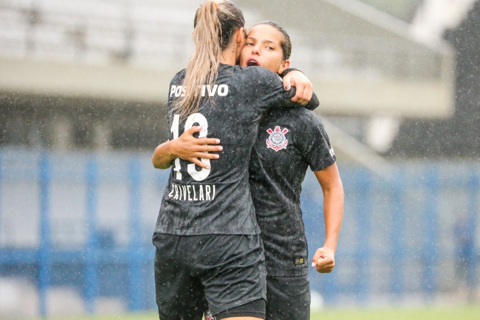 Giovanna Crivelari comemora com Millene o gol contra o Santos