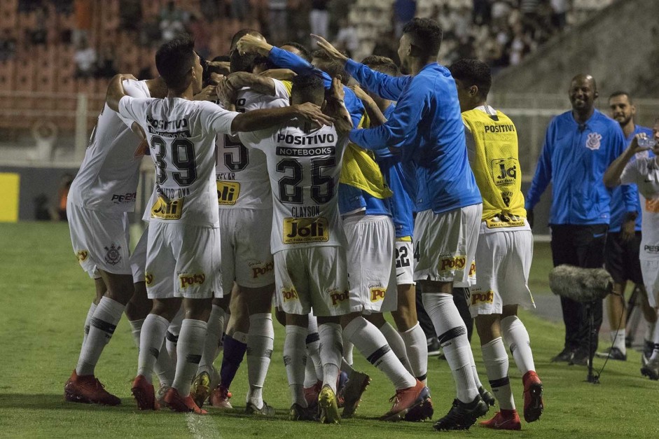 Jogadores comemoram o gol de Danilo Avelar contra o Ituano, pelo Paulisto 2019