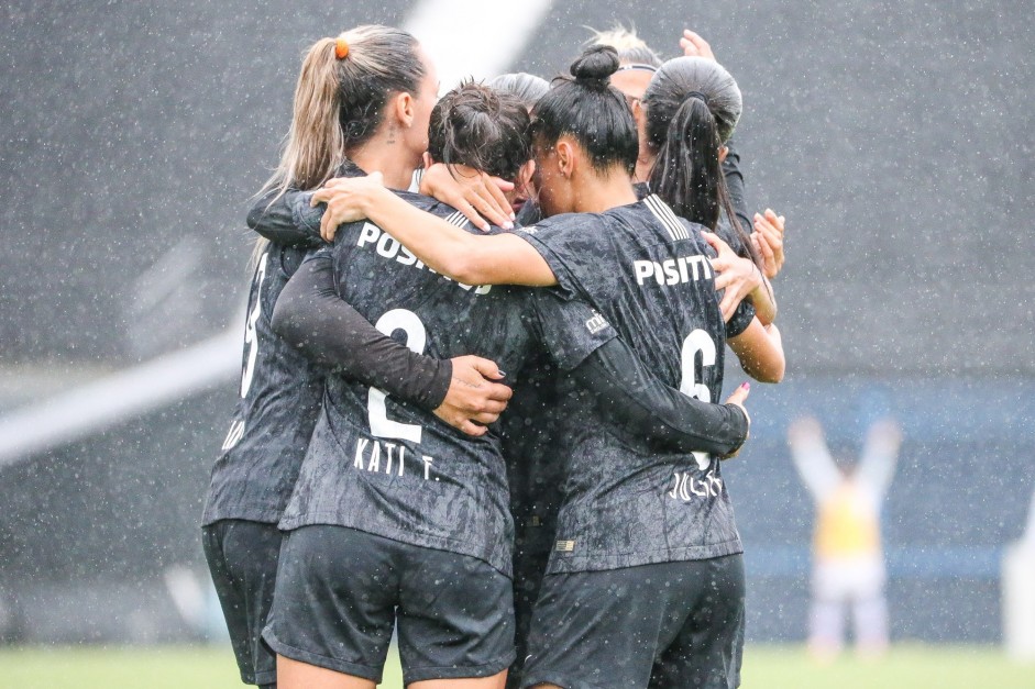 Meninas do Corinthians Futebol Feminino comemoram o gol de Millene, contra o Santos