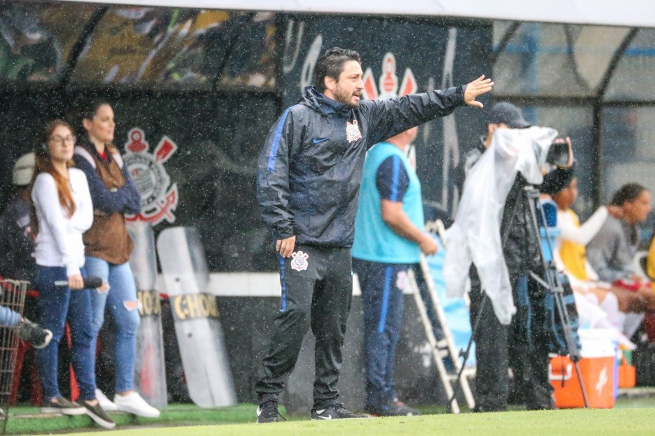 Tcnico Arthur Elias comandou as meninas do Futebol Feminino contra o Santos