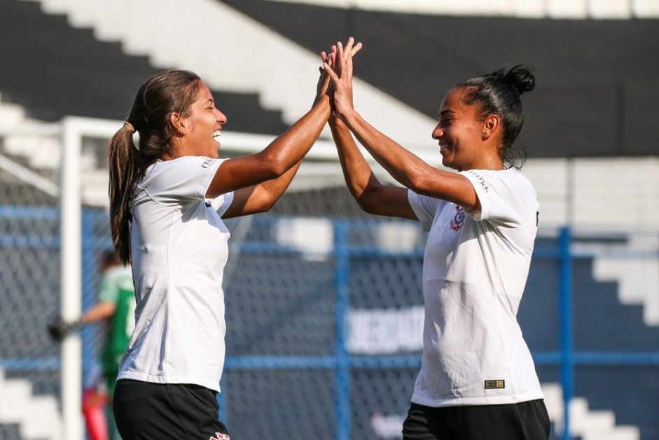 Millene e Grazi comemorando gol contra o Internacional, pelo Brasileiro Ferminino