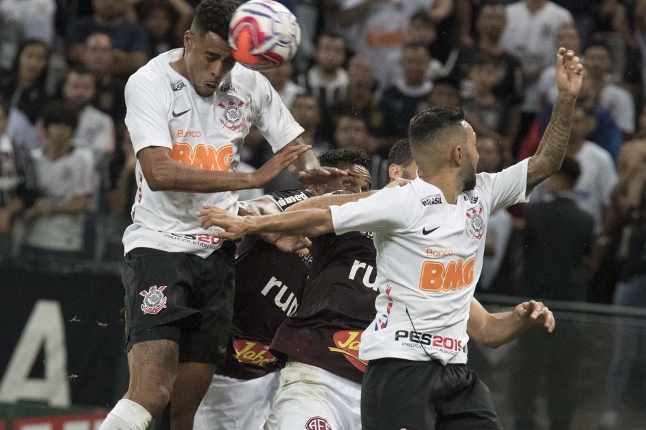 Gustavo e Clayson disputam a bola na partida contra a Ferroviria, na Arena Corinthians
