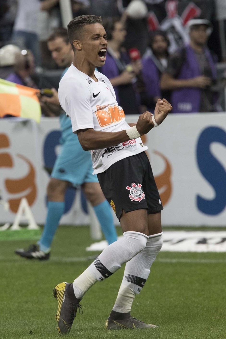 Pedrinho comemora o seu pnalti convertido contra a Ferroviria, na Arena Corinthians