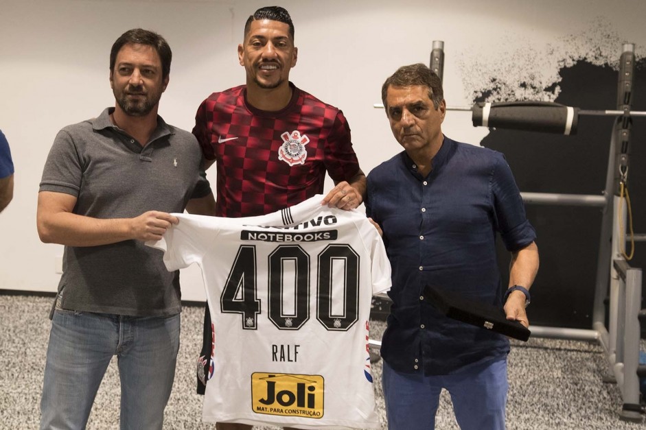Dulio e Kalil entregaram camisa e placa para Ralf no vestirio da Arena Corinthians