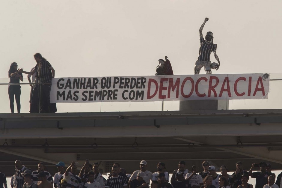 Esttua de Scrates e faixa em homenagem a Democracia Corinthiana na Arena neste domingo