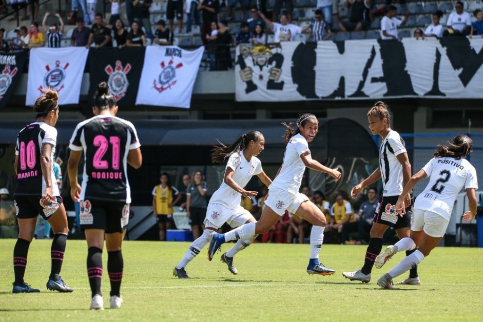 Jogadoras do Corinthians comemoram o segundo gol contra o Santos