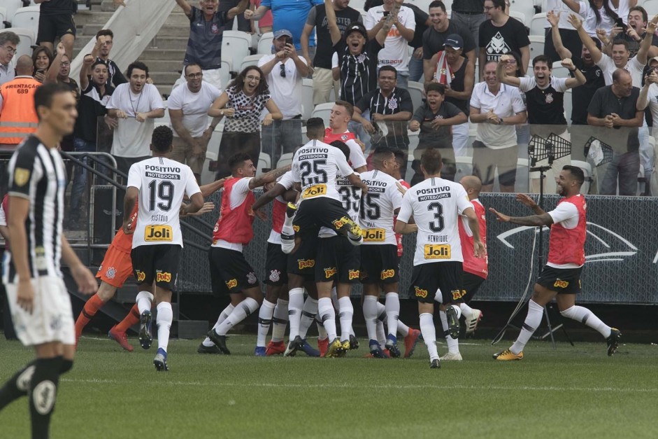 Jogadores do Corinthians comemoram gol contra o Santos neste domingo