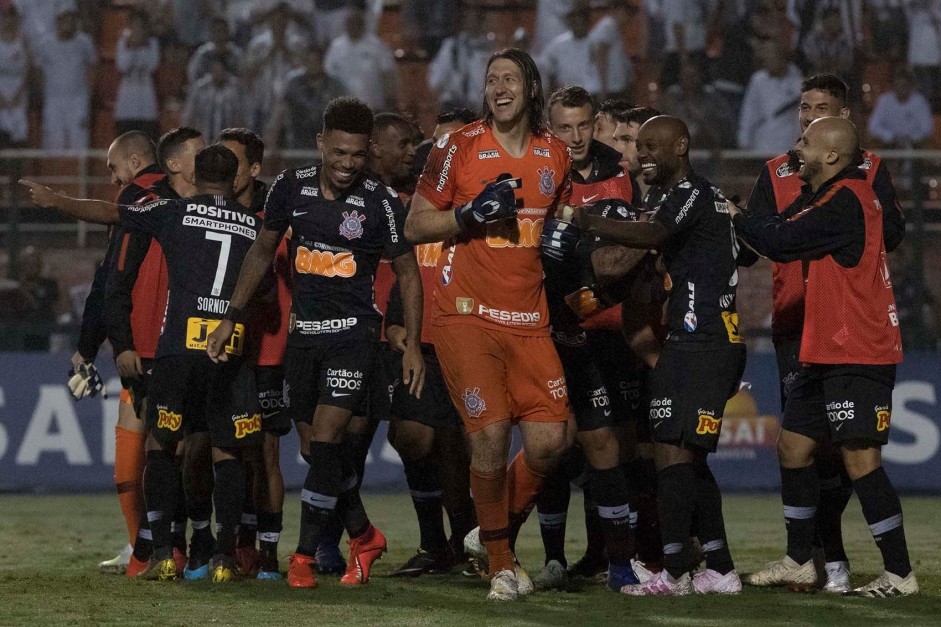 Jogadores do Corinthians comemoram vaga na final do Paulista