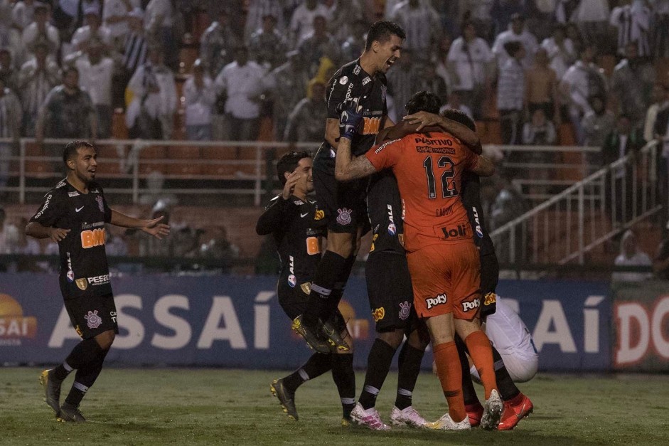 Sornoza, Fagner, Avelar e jogadores do Corinthians comemoram classificao