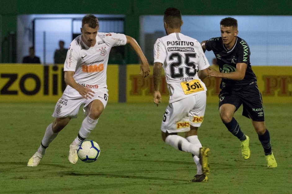 Carlos Augusto em jogo contra a Chapecoense, pela Copa do Brasil