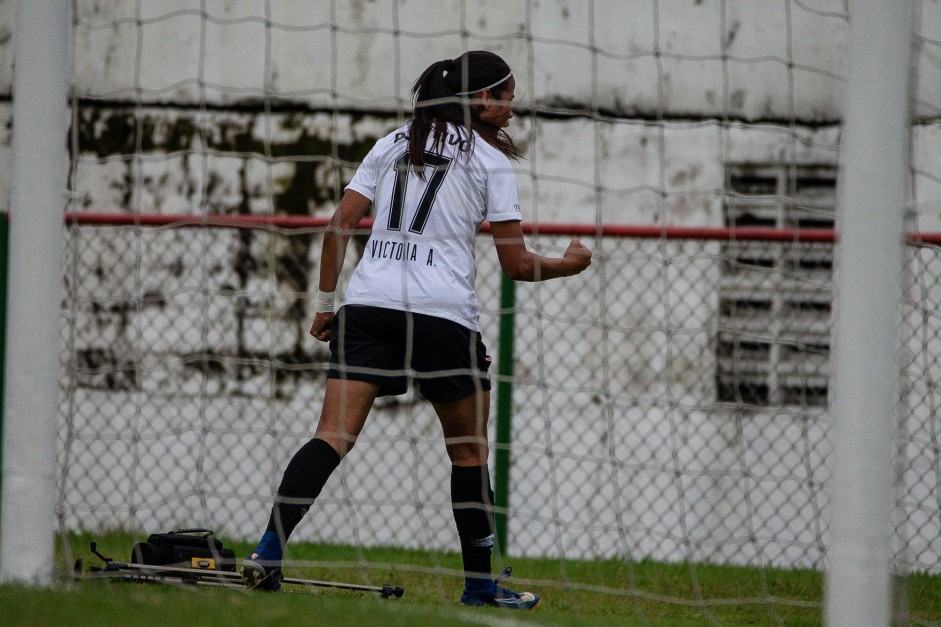Victria comemora seu gol contra a Portuguesa, pelo Paulista Feminino