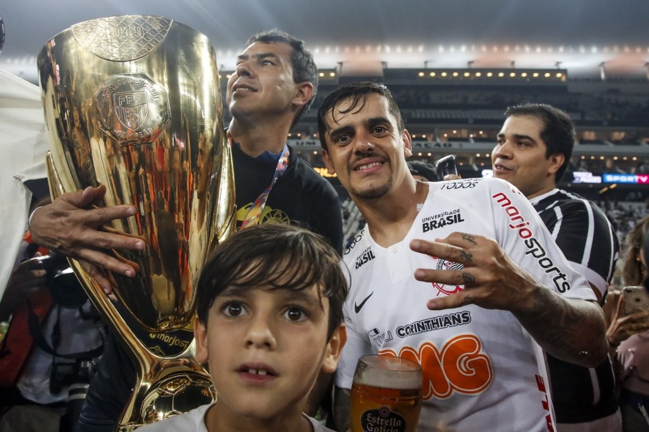Carille, Fagner e seu filho com a taa de Campeo Paulista 2019