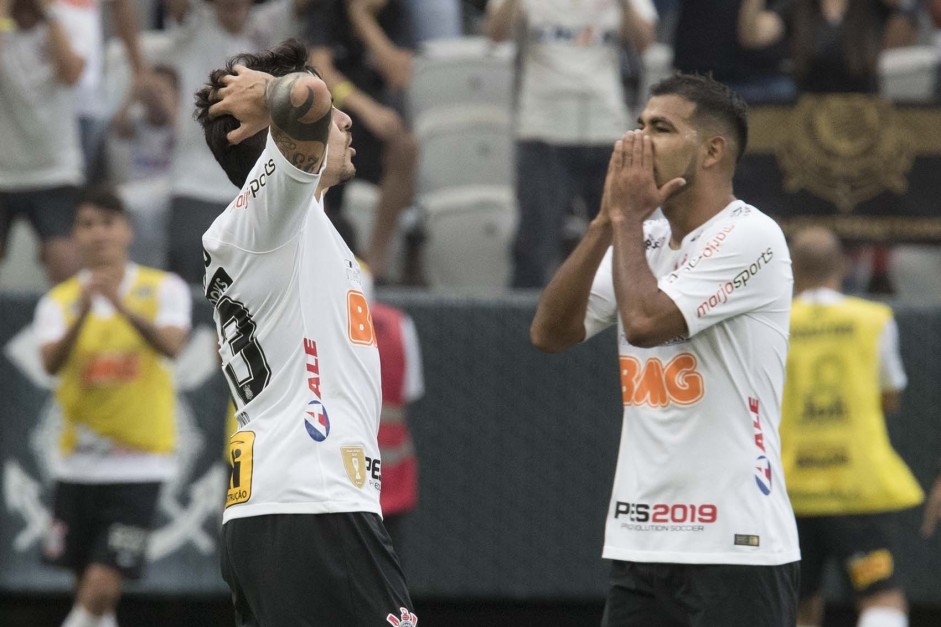 Fagner e Sornoza durante jogo contra o So Paulo, pela final do Campeonato Paulista 2019