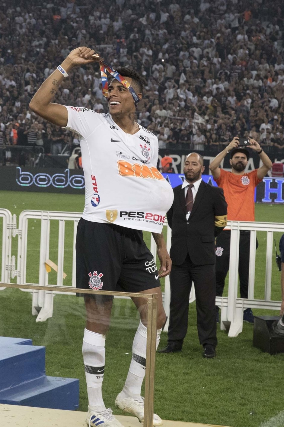 Gustavo comemora o ttulo de Campeo Paulista, na Arena Corinthians