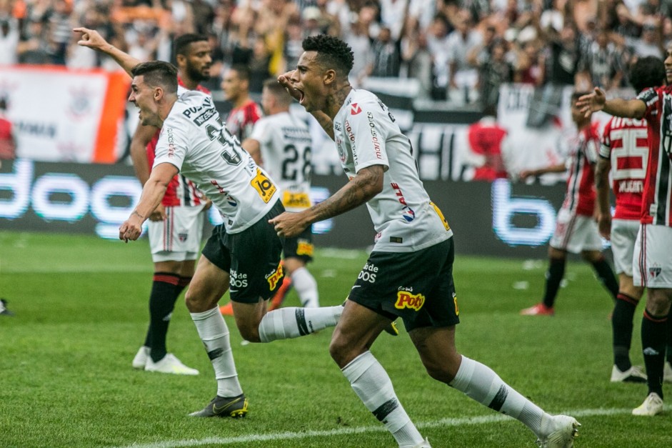 Gustavo e Avelar comemorando o gol do lateral contra o So Paulo, na Arena Corinthians