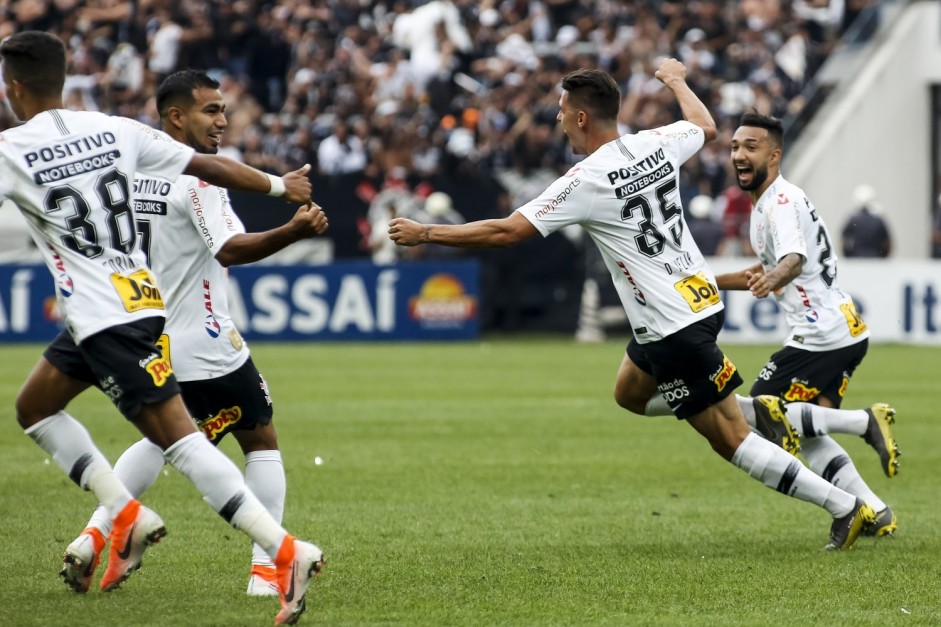 Jogadores do Corinthians comemoram o gol de Avelar contra o So Paulo