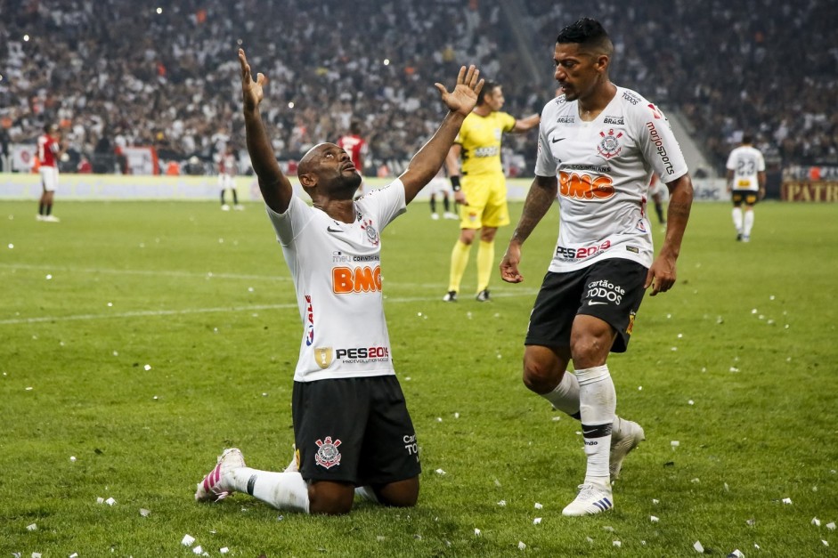 Ralf e Love comemoram o gol do atacante que deu o ttulo ao Corinthians