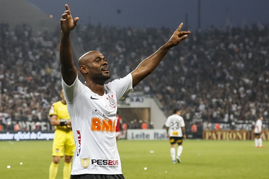 Com gol de Love, ltimo encontro terminou em triunfo e ttulo do Corinthians