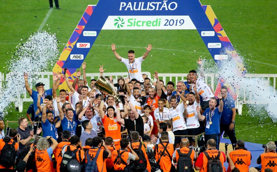 Corinthians levanta a taa de Campeo Paulsita 2019