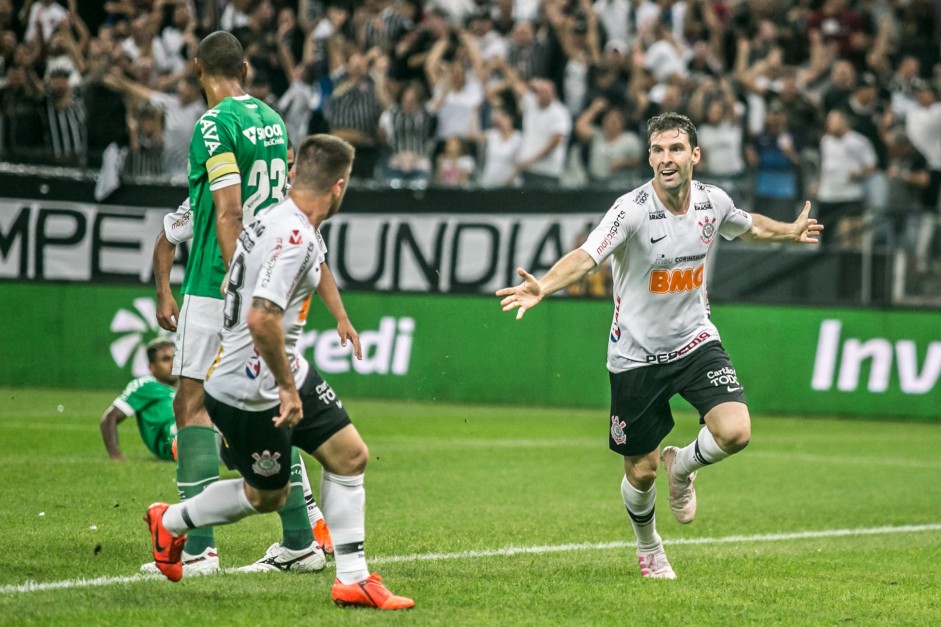 Ramiro e Boselli comemorando o gol do atacante contra a Chapecoense, na Arena Corinthians