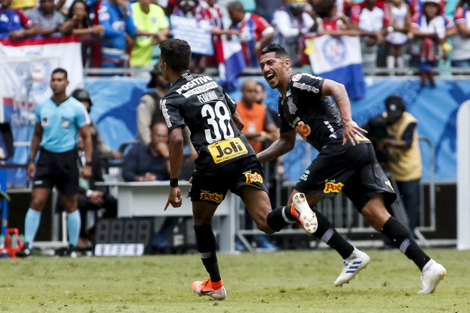 Pedrinho e Ralf comemorando o gol do jovem contra o Bahia, pelo Brasileiro 2019