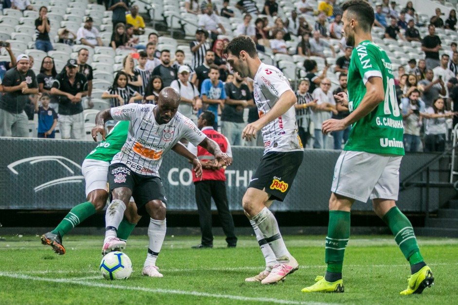 Love e Boselli durante jogo contra a Chapecoense, pelo Brasileiro, na Arena Corinthians