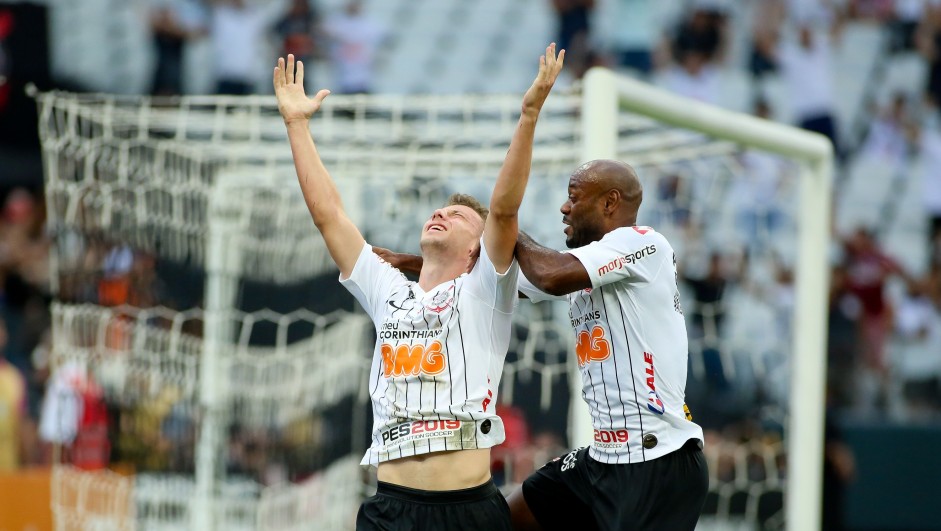 Carlos e Love comemoram o gol do lateral contra a Chapecoense, pelo Brasileiro