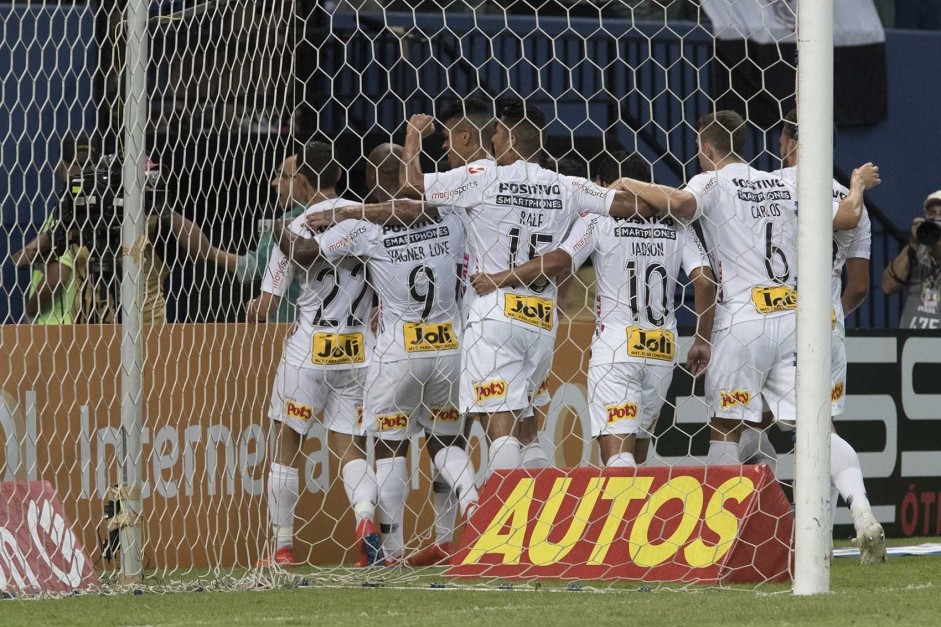 Jogadores comemoram gol de Mateus Vital contra o Vasco, pelo Brasileiro 2019