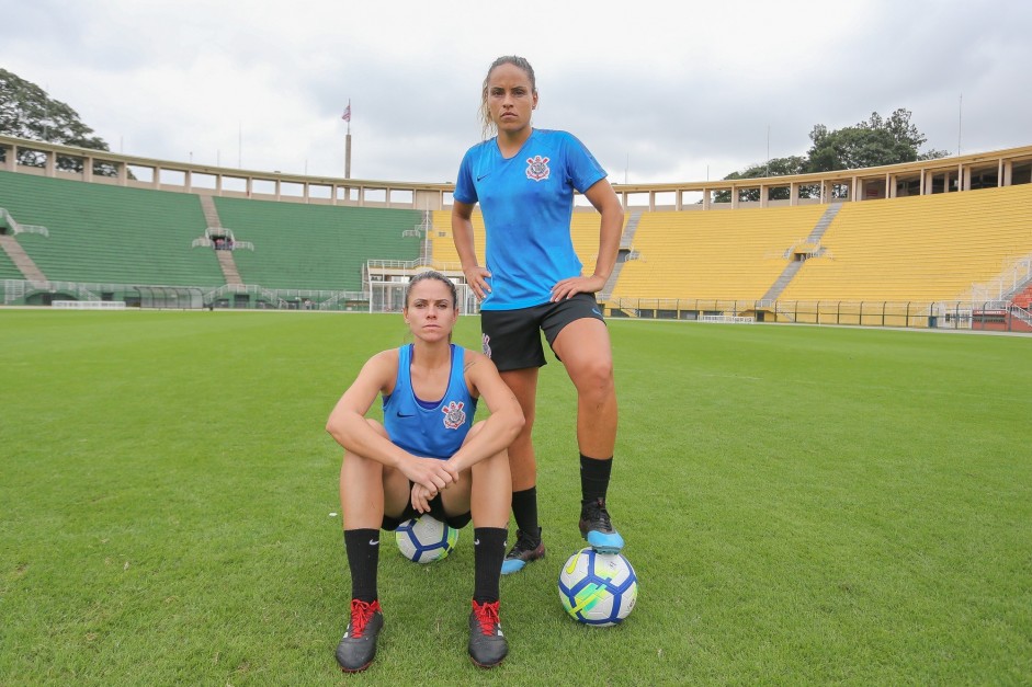 Mnica e rika no treinamento do Corinthians Futebol Feminino desta tera-feira
