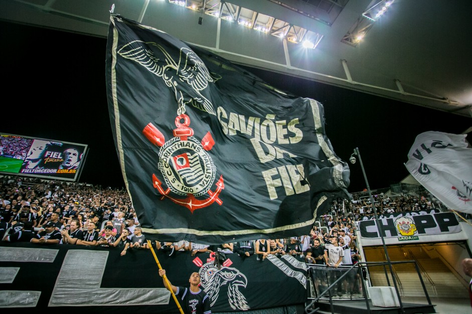 Corinthians celebrou retorno de bandeiras de mastro aos estdios paulistas