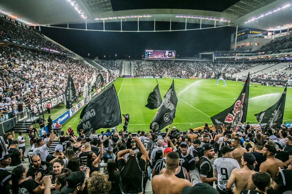 Para Daniel Alves, a Arena Corinthians traz uma atmosfera especial para os jogadores