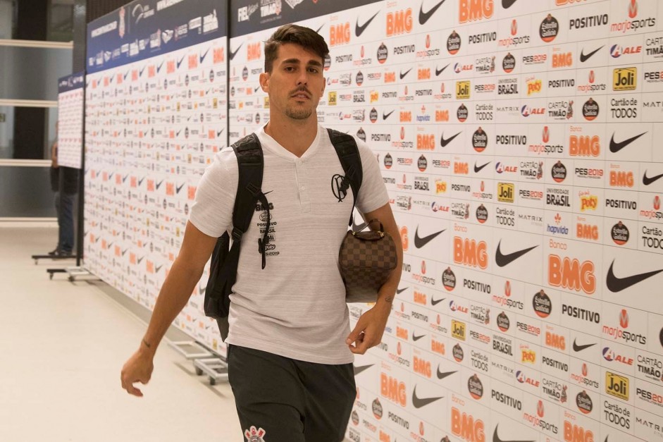 Danilo Avelar chega  Arena Corinthians para enfrentar o Grmio, pelo Campeonato Brasileiro