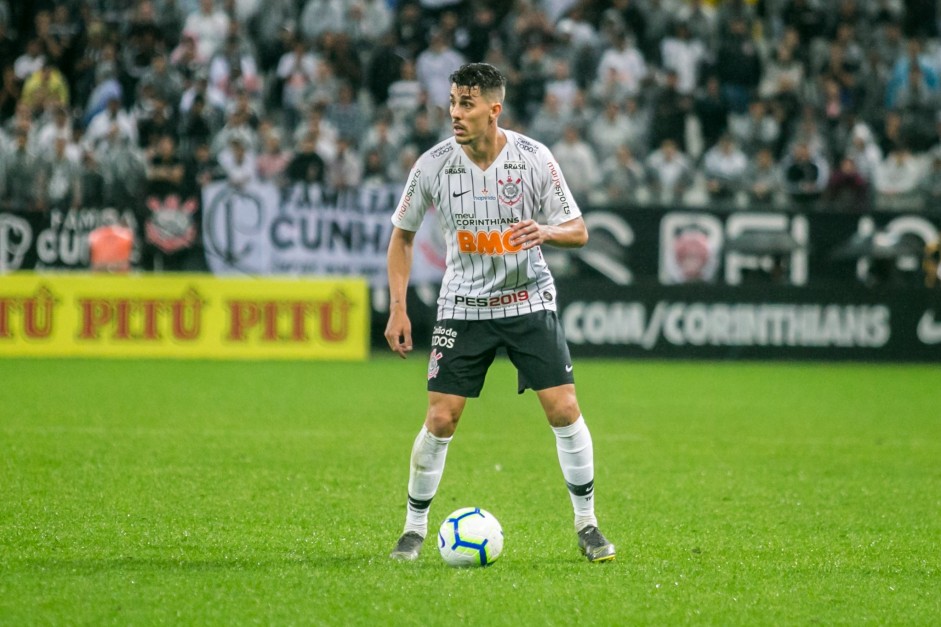 Danilo Avelar na partida contra o Flamengo, pelo Campeonato Brasileiro