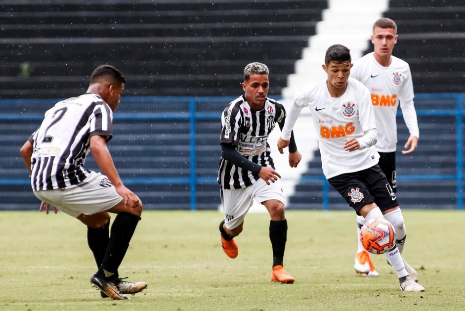 Adson no jogo contra o So Bernardo, pelo Campeonato Paulista Sub-20