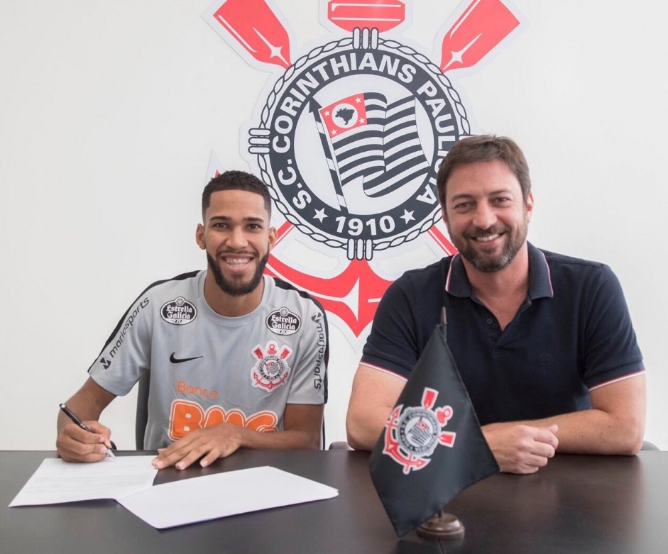 Everaldo assinou contrato com o Corinthians nesta quarta-feira