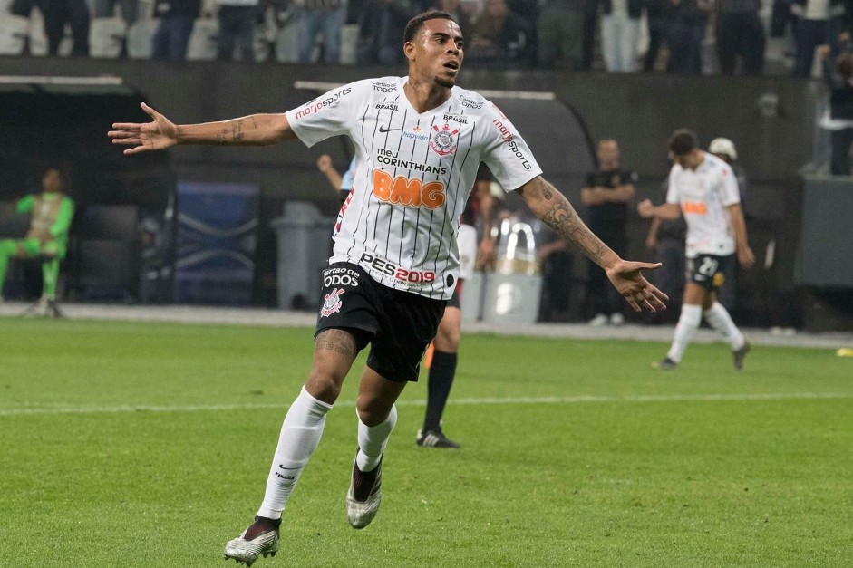 Gustavo comemora seu gol contra o Deportivo Lara, pela Sul-Americana