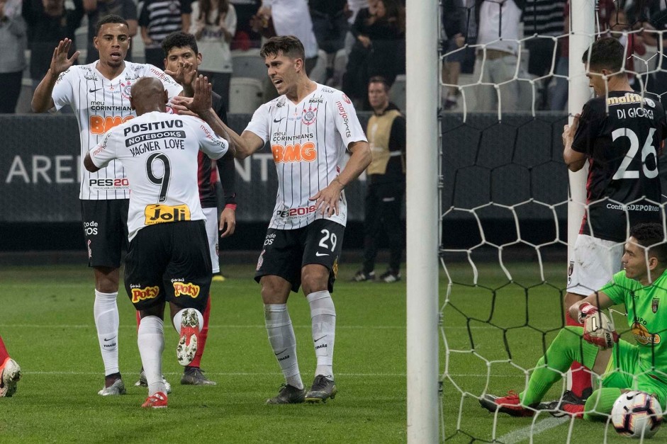 Love abriu o placar contra o Deportivo Lara, na Arena Corinthians, pela Copa Sul-Americana