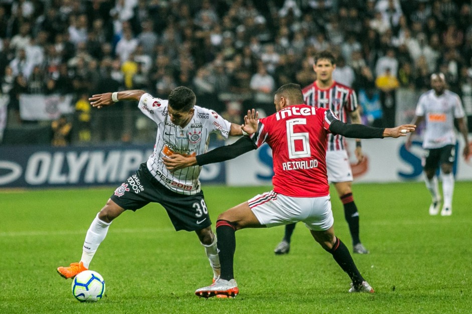 Pedrinho em embate contra o So Paulo, pelo Campeonato Brasileiro, na Arena Corinthians