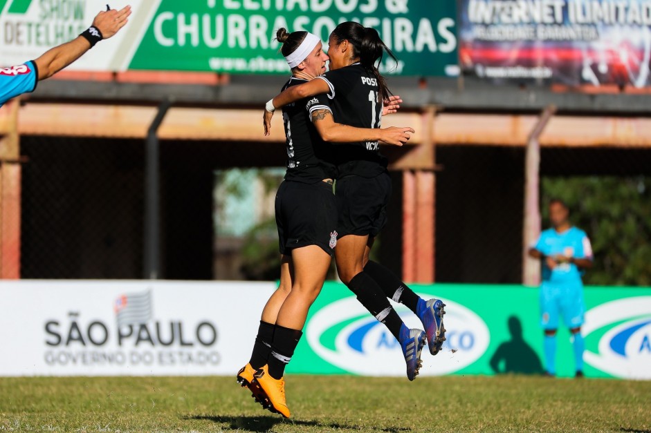 Pardal comemora seu gol contra a Portuguesa, pelo Paulista Feminino