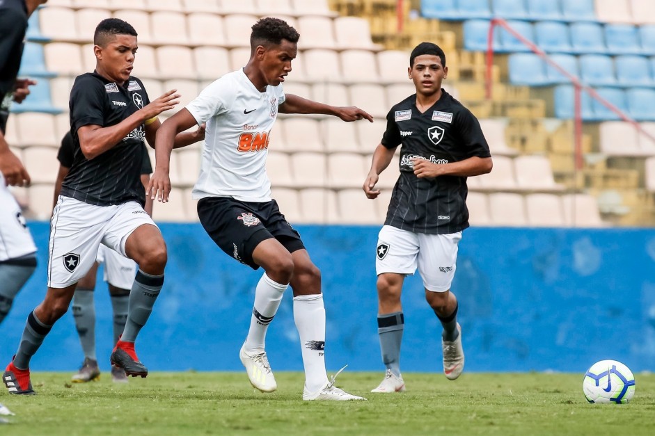 Pelo Campeonato Brasileiro Sub-17, o Corinthians venceu o Botafogo