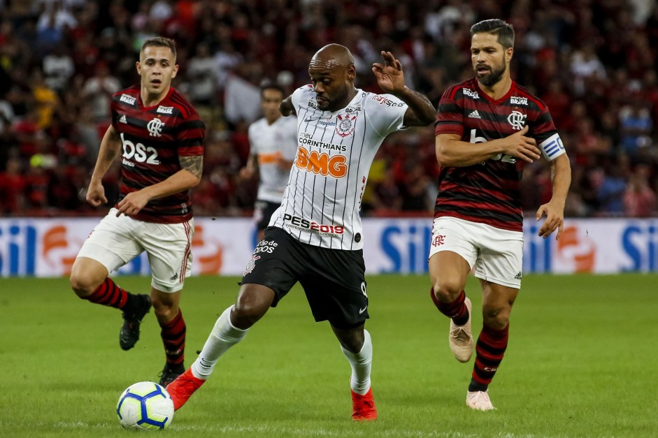 Vagner Love durante partida contra o Flamengo, pela Copa do Brasil