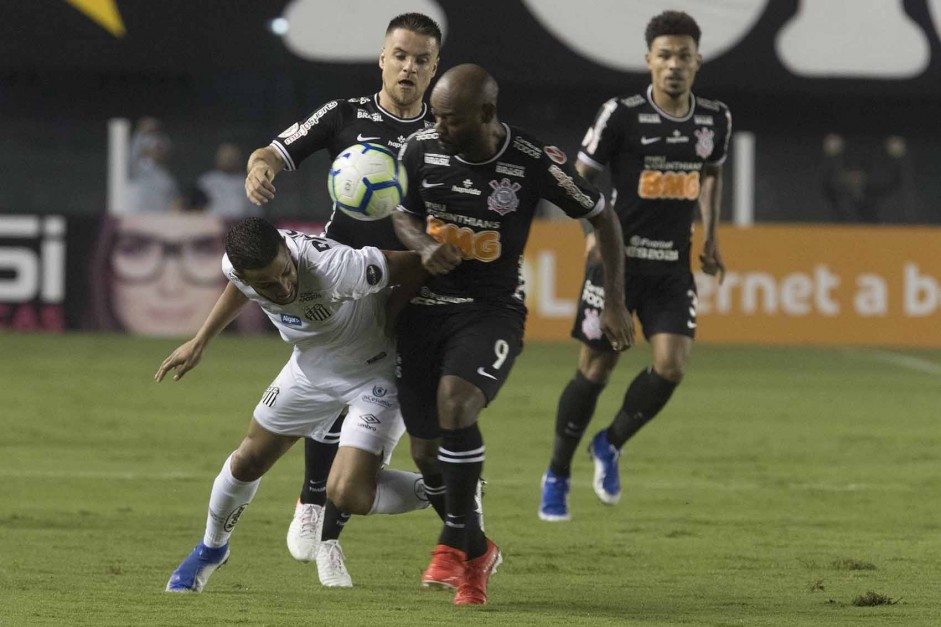 Atacante Vagner Love durante jogo contra o Santos, pelo Campeonato Brasileiro 2019