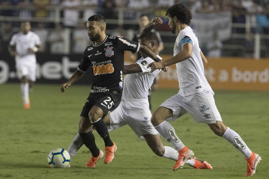 Meia Clayson durante jogo contra o Santos, pelo Campeonato Brasileiro 2019
