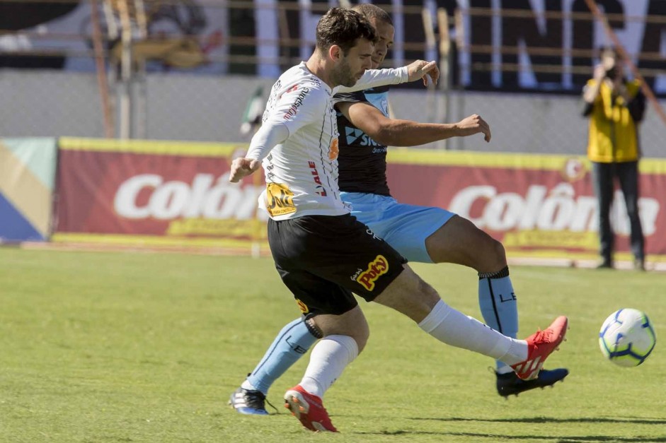 Atacante Boselli durante amistoso contra o Londrina