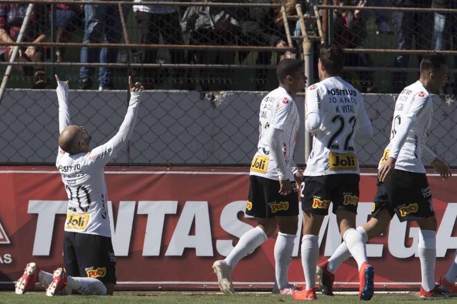 Rgis marcou o nico gol do Corinthians no amistoso contra o Londrina
